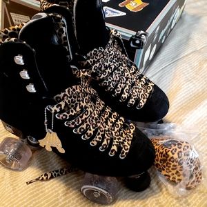 Moxi roller skates, panther, black suede